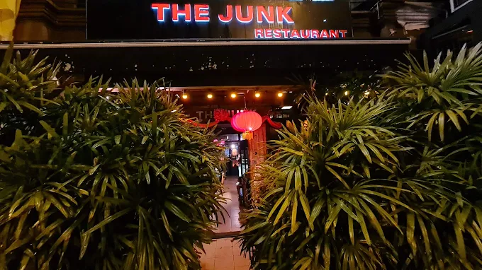 The Junk - 13 Kedai Makan Malam Kuching | Alamat, Harga & Hidangan Istimewa The Junk