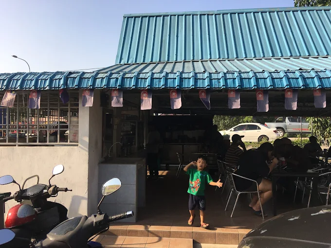 Warong Sri Tuah Mee Kari Letops - 16 Kedai Sarapan Pagi di Pekan Nanas Mesti Cuba! Warong Sri Tuah (Mee Kari Letops)