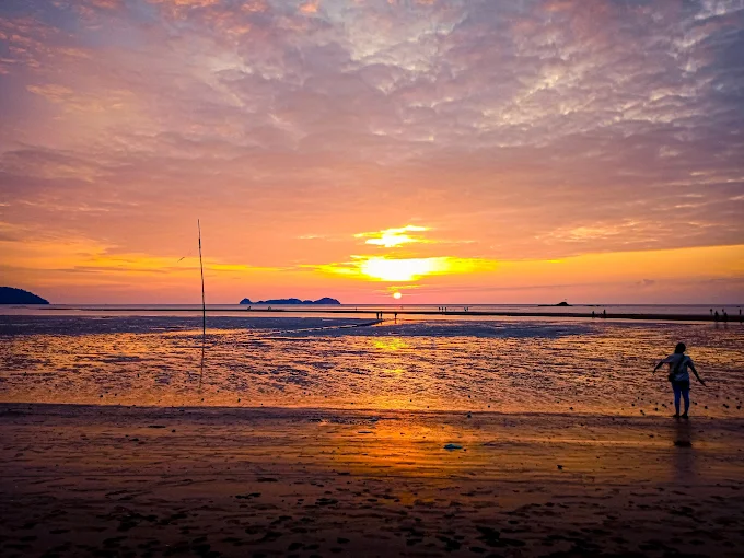 Pantai Lok Kawi Gerai