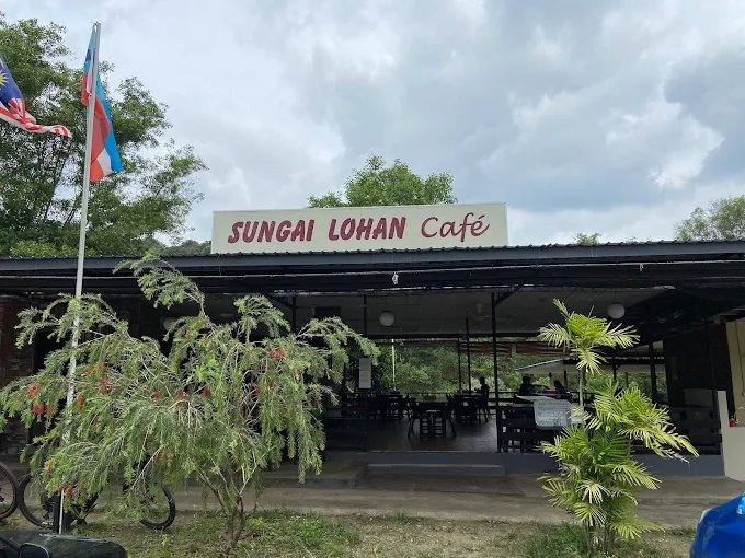 Sungai Lohan Café dan Surau