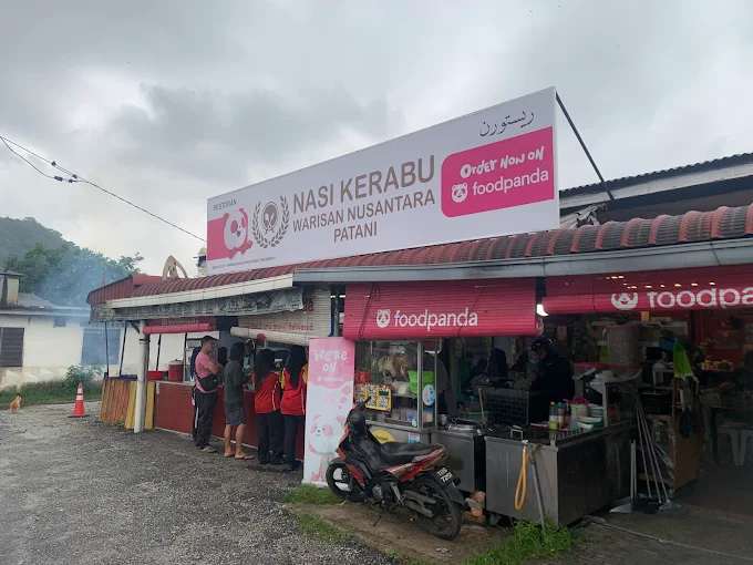 Nasi Kerabu Warisan Nusantara - 15 Tempat Sarapan Pagi Kuala Terengganu Terkenal Dengan Sajian Pagi Tradisi Penuh Rasa Nasi Kerabu Warisan Nusantara