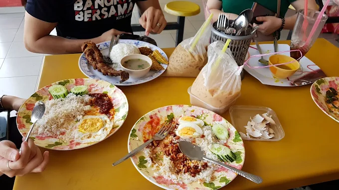 Nasi Lemak Kukus Intan - 11 Tempat Makan Malam Bukit Katil Yang Sedap dan Wajib Singgah Waktu Malam Nasi Lemak Kukus Intan